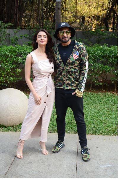 गौरतलब है कि आलिया भट्ट और रणवीर सिंह दोनों की ही पिछली फिल्म सुपरहिट रही है. ऐसे में 'गली बॉय' से दोनों सितारों के साथ साथ फैंस को भी काफी उम्मीदें हैं. (तस्वीर: मानव मंगलानी)