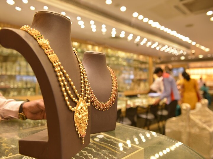 Thieves steal a jewelery shop wearing a PPE kit in Maharashtra महाराष्ट्र: चोरों ने पीपीई किट पहनकर ज्वैलरी की दुकान में की चोरी, सीसीटीवी में हुए कैद