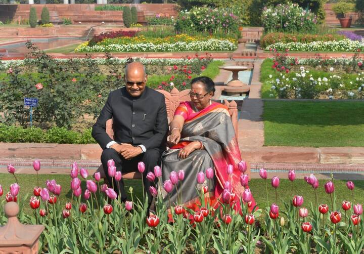 राष्ट्रपति भवन के अंदर जाने के लिए आप इसके बेवसाइट से बुकिंग करा सकते हैं. इससे आप लंबी लाइन लगने से बच सकेंगे. बुकिंग के लिए राष्ट्रपति भवन की वेबसाइट https://rb.nic.in/ पर जा सकते हैं.