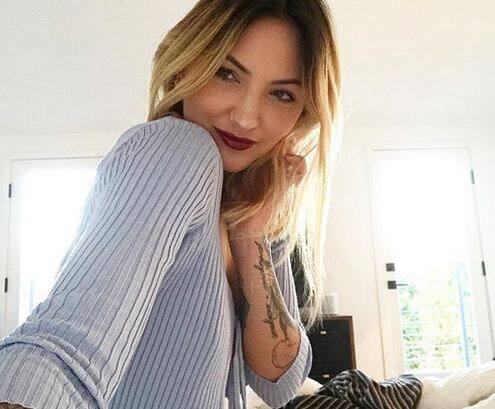 हालांकि जुलिया और अनुष्का की साथ की बहुत सी तस्वीरें अब सोशल मीडिया पर वायरल हो रही हैं.