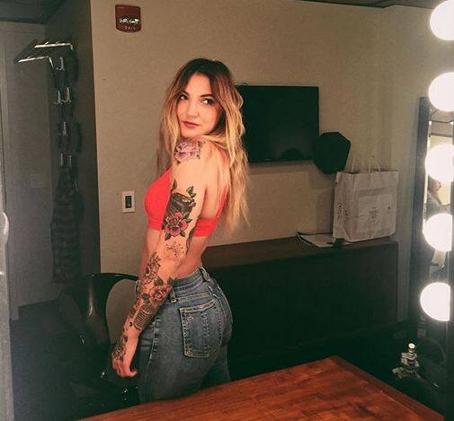 अनुष्का की हमशक्ल कोई और नहीं बल्कि अमेरिकन सिंगर जुलिया मिशेल है.