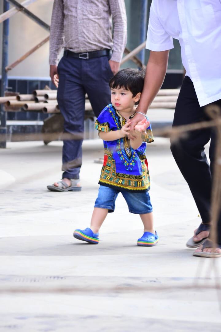 तैमूर गाड़ी से उतरते ही अक्सर भागने लगते हैं. यहां पर भी वो अपना हाथ छुड़ाते दिखे.