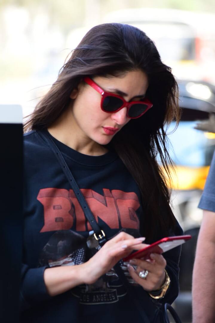 वहीं हाल ही में करीना लैक्मे फैशन वीक में रैंप पर नज़र आईं थी.