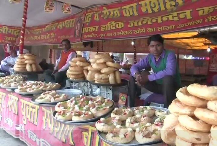 गोरखनाथ मंदिर में लगे खिचड़ी मेले में काफी संख्या में श्रद्धालु आ रहे हैं, 15 जनवरी से शुरू हुआ मेला मार्च तक चलेगा. मेल में सजी स्पेशल खजला मिठाई की दुकानें लोगों को आकर्षित कर रही हैं. देशी घी से बनी मुंह में घुल जाने वाली इस मिठाई का स्वाद सबके जुबान पर है.