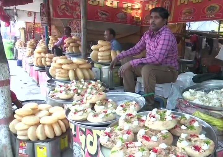  मेले में खजला मिठाई की कई तरह की किस्में आपको मिल जाएंगी. मिठाई का आनंद लेने के साथ-साथ आप नौकायन का आनंद भी ले सकते हैं. इसके साथ ही मेले में सौंदर्य प्रसाधन, क्रॉकरी, शीशे के बर्तन और छोटे-बड़े घरेलू सामान की दुकानें भी सजी गई हैं.