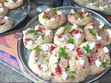 गोरखपुर: गोरखनाथ मंदिर में लगे खिचड़ी मेले में मिठास घोल रही हैं स्पेशल \'खजला\' मिठाइयां