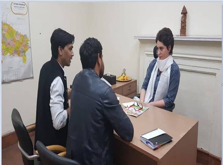 जानिए- कौन हैं प्रियंका गांधी से मिलने वाले शख्स के पिता, मायावती से रहा है खास नाता Know about the father of one of the workers whom Priyanka gandhi met today जानिए- कौन हैं प्रियंका गांधी से मिलने वाले शख्स के पिता, मायावती से रहा है खास नाता