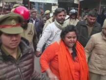 हिंदू महासभा ने सावरकर की जयंती पर बच्चों को चाकू बांटे, गांधी के पोस्टर को गोली मारने वाली पूजा ने कही ये बात