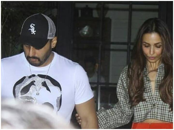 Malaika Arora Arjun Kapoor Late Night hand in hand on date Photos and videos अर्जुन कपूर के साथ देर रात बाहों में बाहें डाले डेट पर दिखीं मलाइका अरोड़ा, ये रही Photo और Videos