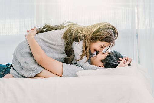 Valentine Week 2019: क्या इस साल वैलेंटाइन वीक पर आप भी किसी को इंप्रेस करने की कोशिश कर रहे हैं? क्या आप किसी को अपनी दिल की बात बताने वाले हैं? अगर हां, तो ये बहुत आसान नहीं है. इसके लिए आपको थोड़ी मेहनत करनी होगी. जी हां, आज हम आपको कुछ ऐसे आसान फंडे बता रहे हैं जिनको अपना आप ना सिर्फ अपने पार्टनर को इ्रंप्रेस कर पाओगे बल्कि वो आपको अपना दिल भी दे बैठेंगे. चलिए जानते हैं आपको करना क्या होगा.