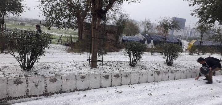 ओले गिरने के कारण सेक्टर 91 की सड़क का नजारा बेहद आकर्शक हो गया. लोगों ने इस मौसम का जमकर मजा लिया.