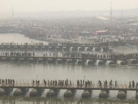 Kumbh Mela 2019: बारिश ने बढ़ाई ठंड, श्रद्धालुओं को करना पड़ रहा है दिक्कतों का सामना Kumbh Mela 2019: बारिश ने बढ़ाई ठंड, श्रद्धालुओं को करना पड़ रहा है दिक्कतों का सामना