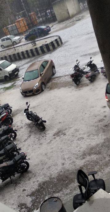 नोएडा के सेक्टर 82 में बारिस के साथ ओले भी गिरे हैं. बता दें कि गुरुवार को सुबह बादल छाए रहे. मौसम विभाग ने दिन में ओलावृष्टि का अनुमान जताया था.