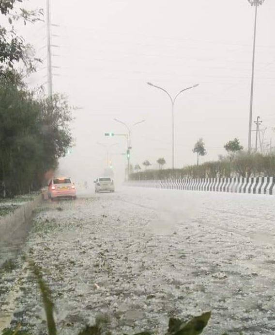 मौसम विभाग के अनुसार बुधवार रात से शहर के कुछ हिस्सों में 0.1 मिलीमीटर बारिश हुई थी. मौसम विभाग के अनुसार, न्यूनतम तापमान 15 डिग्री सेल्सियस दर्ज किया गया. बताया गया है कि अधिकतम तापमान 25 डिग्री सेल्सियस के आसपास रहने की संभावना है.मौसम विभाग के अनुसार बुधवार रात से शहर के कुछ हिस्सों में 0.1 मिलीमीटर बारिश हुई थी. मौसम विभाग के अनुसार, न्यूनतम तापमान 15 डिग्री सेल्सियस दर्ज किया गया. बताया गया है कि अधिकतम तापमान 25 डिग्री सेल्सियस के आसपास रहने की संभावना है.