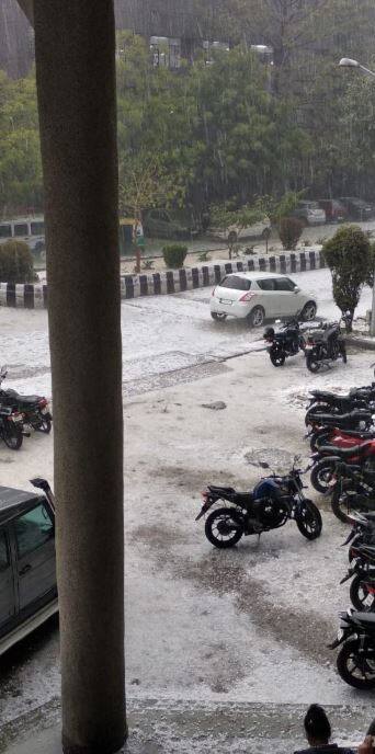 नोएडा के सेक्टर 82 में बारिस के साथ ओले गिरने के बाद कई जगह इस तरह की खबरों को भी प्रचारित किया जा रहा है कि बर्फबारी हुई है. बता दें कि ऐसी खबरों को पढ़कर या कहीं देखकर बिलकुल खुश न हों. ऐसा कुछ नहीं हुआ.