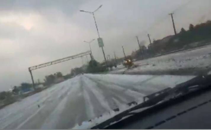 वहीं नोए़ा के अलावा फरीदाबाद में भी ओले पड़े. बूंदाबांदी के चलते एक दिन पहले के मुकाबले अधिकतम तापमान फरीदाबाद में दो डिग्री और न्यूनतम तापमान करीब आठ डिग्री नीचे गिर गया था. वहीं दोपहर बाद मौसम ने फिर से करवट ली और तेज बारिश के साथ ओले पड़े. करीब आधे घंटे तक हुई ओलावृष्टि और बारिश के बाद तापमान और ज्यादा ठंड महसूस की गई.