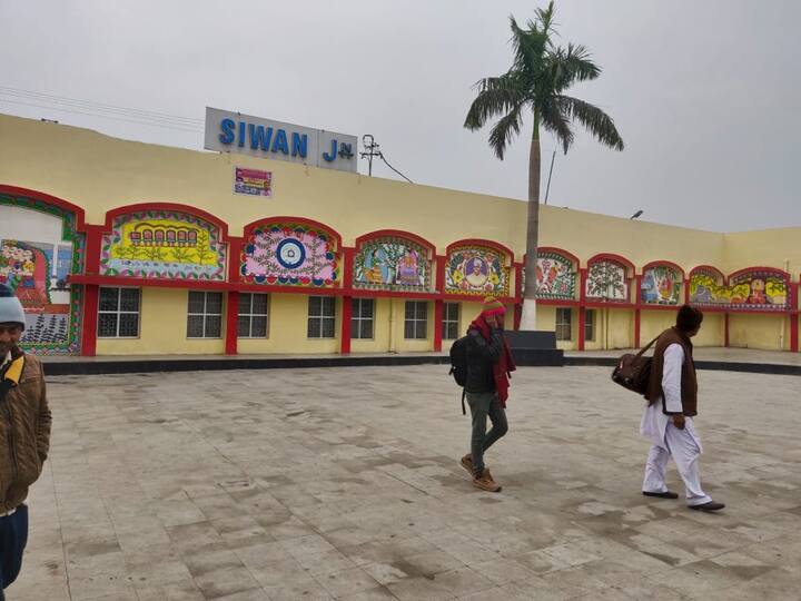 इन तस्वीरों को शेयर करते हुए ट्वीट में लिखा गया, ''नीरस दीवारों को पेंटिंग और चित्रकारी से जीवंत बनाया गया, रेलवे स्टेशन बना स्वच्छ और सुंदर.''