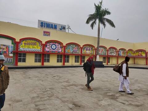 सौंदर्यीकरण के बाद चमका सीवान रेलवे स्टेशन, दीवारों पर बनाई गई खूबसूरत पेंटिंग्स सौंदर्यीकरण के बाद चमका सीवान रेलवे स्टेशन, दीवारों पर बनाई गई खूबसूरत पेंटिंग्स