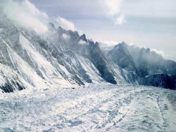 जम्मू-कश्मीरः कुलगाम जिले में हिमस्खलन, 10 पुलिसकर्मी फंसे jammu and kashmir ten policemen stranded in avalanche in kulgam district जम्मू-कश्मीरः कुलगाम जिले में हिमस्खलन, 10 पुलिसकर्मी फंसे