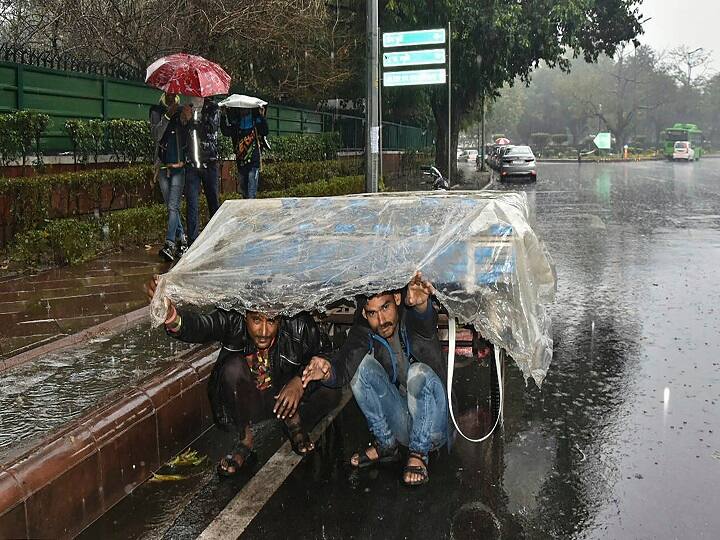 बारिश और ओले के कारण मौसम में एक बार फिर ठंड बढ़ गई है. 14 और 16 फरवरी को फिर से ओले पड़ने की संभावना जताई जा रही है. ऐसे में लोगों को ठंड से राहत 16 फरवरी से बाद ही मिलेगा. 
