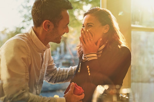 make your wife happy with these surprises for healthy relationship Relationship Advice : बिगड़े Budget के चलते पत्नी को नहीं दिया है लंबे समय से Gift? ये हैं फ्री में दिल जीतने के तरीके