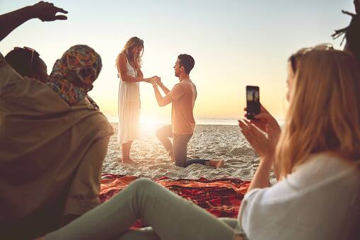 जब आप किसी को प्रपोज करने जा रहे हो तो ज्यादा लोगों के इस बारे में ना बताएं. कई बार ये बात भी आपकी पार्टनर को खराब लग सकती है. यूं भी रिजेक्ट होने की स्थिति में आप मजाक का पात्र बन सकते हैं.