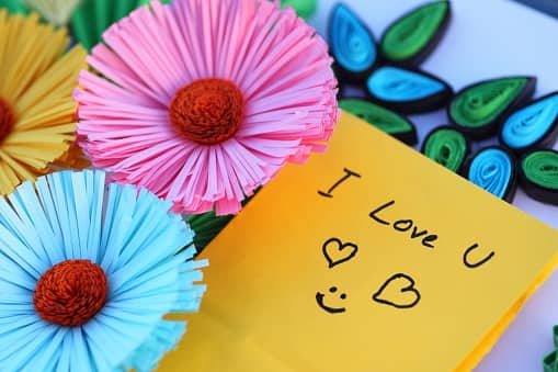 लव लेटर के साथ प्रपोज करना थोड़ा आम लगता है. पर यह एक अच्छा तरीका भी है क्योंकि यह प्रपोज करने के सबसे पुराने तरीकों में से एक हैं और आप इससे उनका पूरा ध्यान खींच सकते हैं. तो इसलिए एक लव लेटर सुंदर शब्दों में लिखकर अपने पार्टनर को दें.