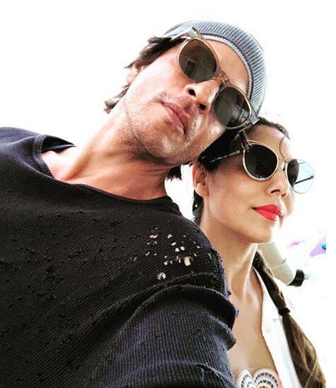शाहरूख खान और गौरी खान- टीनेज में ही गौरी और शाहरूख खान ने डेट करना शुरू कर दिया था. लेकिन जब गौरी को लगा कि शाहरूख उनके लिए बहुत पॉसेसिव हो रहे हैं तो दोनों ने कुछ समय के लिए एक-दूसरे से दूर रहने की सोची. इसके बाद एक बर्थडे पार्टी के लिए गौरी शाहरूख को बिना बताएं अपने दोस्तों के साथ मुंबई के लिए रवाना हो गई. इसके बाद गौरी को ढूंढने शाहरूख भी मुंबई चले आए. अंत में उन्होंने गौरी को एक बीच पर ढूंढ लिया. जहां दोनों ने महसूस किया कि वे एक-दूसरे को कितना याद करते हैं. इसके बाद शाहरूख ने गौरी को बेहद इमोशनल और आंसुओं के साथ प्रपोज किया जिसके लिए गौरी ना नहीं कर पाईं. इन दोनों ने 1991 में शादी की ली. इन दोनों के तीन बच्चे अयान खान, सुहाना खान और अब्राहम खान हैं.