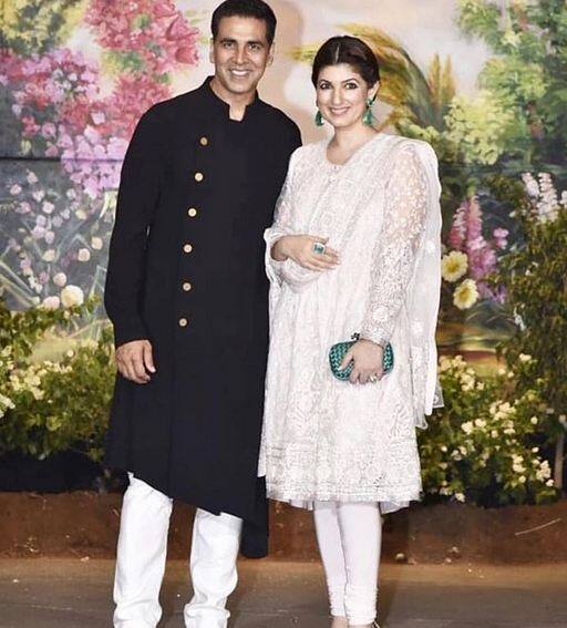 अक्षय कुमार और ट्ंविकल खन्ना - अक्षय कुमार और ट्ंविकल खन्ना जब सबसे पहले 'फिल्मफेयर' मैगजीन के शूट के लिए मिले तो दोनों को लव एट फर्स्ट साइट हो गया. जब दोनों एक-दूसरे को डेट कर रहे थे तो ट्ंविकल के जन्मदिन पर अक्षय ने उन्हें क्रिस्टिल पेपरवेट गिफ्ट किया था. तब ट्ंविकल ने उन्हें कहा था कि जितना बड़ा ये पेपर वेट है उससे बड़ा तुम मुझे डायमंड लेकर दोगे, ताकि मैं सुनिश्चित हो सकूं. अक्षय कुमार ने बताया कि ट्ंविकल खन्ना की 2000 में फिल्म 'मेला' रिलीज होने वाली थी. ट्ंविकल अपनी फिल्म को लेकर बहुत कॉन्फिडेंड थीं. ट्ंविकल ने अक्षय को कहा था कि यदि मेरी फिल्मेॉ फ्लॉप हो जाती है और बॉक्सि ऑफिस पर मैजिक क्रिएट नहीं कर पाती तो वे अक्षय से शादी कर लेंगी. 'मेला' फिल्म बॉक्सि ऑफिस पर बुरी तरह फ्लॉप हो गई. इसके बाद 7 जनवरी 2001 में इन दोनों ने शादी कर ली. इनके अब अरनव और नितारा दो बच्चे है.