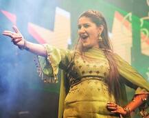 सपना चौधरी ने परफॉर्मेंस छोड़ कर बुजुर्ग महिला को किया किस