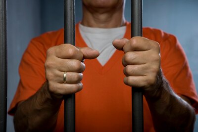 Watch: Handcuffed Prisoner Escapes From Moving Police Van வேன் ரன்னிங்கிலேயே கைவிலங்கோடு போலீசுக்கு டாடா காட்டிய கைதி!