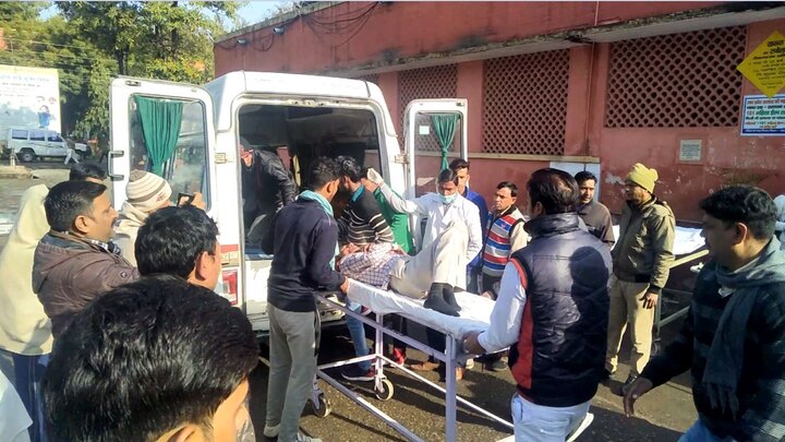 यूपी के कुशीनगर के तरयासुजान इलाके में अभी तक 8 लोगों की जान जहरीली शराब पीने से जा चुकी है. 4 लोगों का अलग-अलग अस्पताल में इलाज चल रहा है. इस मामले में तरयासुजान के इंस्पेक्टर, दारोगा और दो सिपाहियों को निलंबित कर दिया गया है.