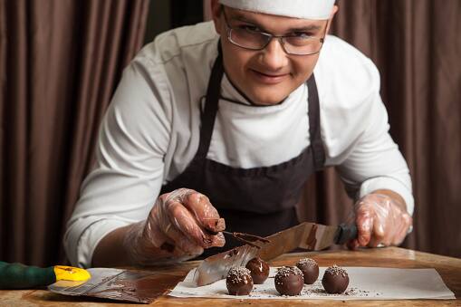 आप चाहे तो चॉकलेट ऑर्डर पर भी बनवा सकते हैं और पार्टनर के नाम की गुदी हुई चॉकलेट भी पार्टनर को भेंट कर सकते हैं.