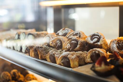 चॉकलेट से बनी मिठाईयां देना भी अच्छा आइडिया है.