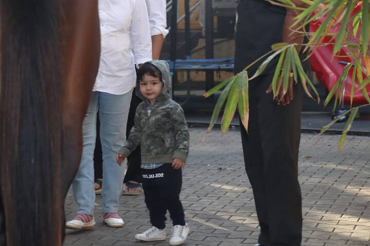 महज दो साल की उम्र में ही तैमूर पैपराजी और लाइमलाइट को हैंडल करना बखूबी सीख चुके हैं. (तस्वीर: मानव मंगलानी)