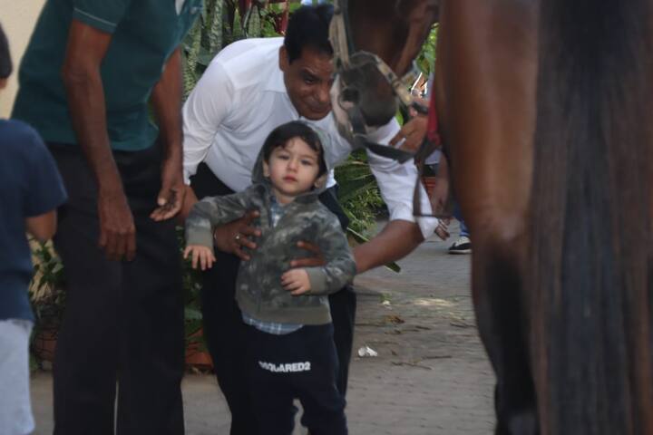 तैमूर रोज़ाना ही पापाराज़ी के फ्रेम में रहते हैं. उनकी नई नई तस्वीरें रोज़ाना आती रहती हैं. (तस्वीर: मानव मंगलानी)