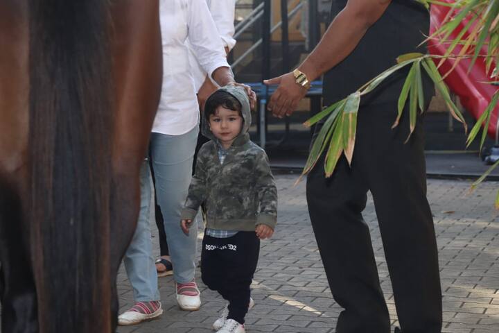 घुड़सवारी की ट्रेनिंग के दौरान तैमूर की निगाहें पैपराजी पर ही टिकी रहीं. (तस्वीर: मानव मंगलानी)