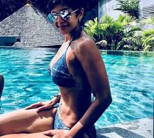 46 साल की सदबहार मंदिरा बेदी प्रिंटेड बिकिनी में बिखेर रही हैं बोल्डनेस का जलवा