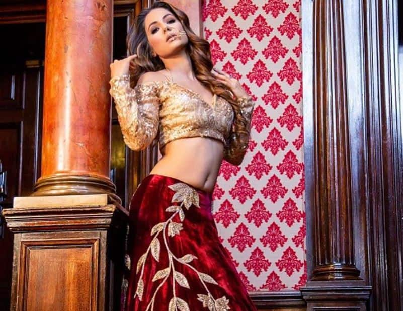 ग्लैमसर और ट्रेडिशनल ड्रेस में हिना खान ने बढ़ाया इंटरनेट का टेंपरेचर Kasautii Zindagii Kay’s Hina Khan raises the heat in glamorous ethnic wear in her latest Instagram photo ग्लैमसर और ट्रेडिशनल ड्रेस में हिना खान ने बढ़ाया इंटरनेट का टेंपरेचर