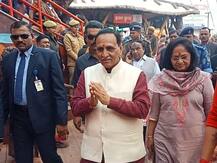 गुजरात के सीएम विजय रुपानी ने कुंभ में की पूजा, लिया संतों का आशीर्वाद