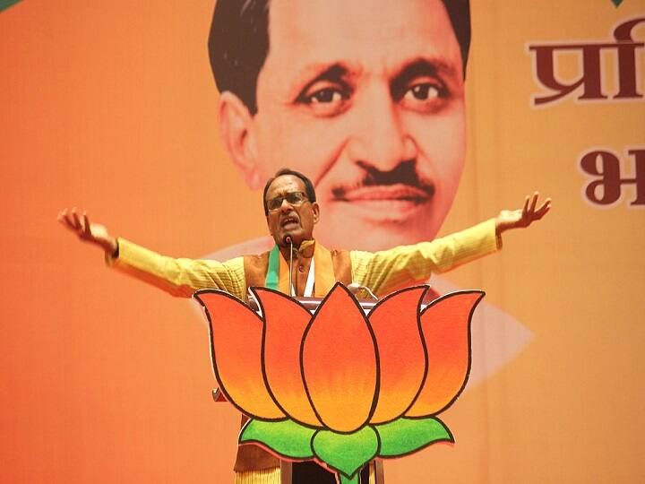 राफेल डील: शिवराज सिंह चौहान का राहुल गांधी पर तंज, कहा- इन्हें रॉफेलेरिआ हो गया है shivraj singh chauhan takes jibe at Congress chief Rahul Gandhi राफेल डील: शिवराज सिंह चौहान का राहुल गांधी पर तंज, कहा- इन्हें रॉफेलेरिआ हो गया है