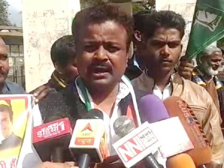 इस अवसर पर पोस्टर जारी करने वाले कांग्रेस के जिला महासचिव और प्रवक्ता अनवर हुसैन और वरिष्ठ कांग्रेसी नेता इं. एसएस पाण्डेय ने कहा कि बहन प्रियंका गांधी का हम यूपी में स्वागत करते हैं. 11 फरवरी को वे लखनऊ से चुनावी दौरे का आगाज कर रही हैं. पूर्वी यूपी की कमान मिलने से कार्यकर्ताओं और जनता में भी खुशी की लहर दिखाई दे रही है. जनता उनमें उनकी दादी इंदिरा गांधी जी का रूप देख रही है. उनके चुनाव और प्रचार के लिए उतरने से कांग्रेस को ताकत मिलेगी. इस बार हम अधिक से अधिक सीटें जीतकर यूपी में फिर वापसी करेंगे. यही वजह है कि हमने उनके स्वागत में ये पोस्टर जारी किया है. आगे भी ये अभियान चलता रहेगा.