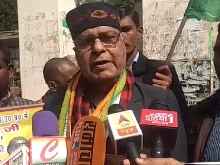 गोरखपुर के कांग्रेस कार्यकर्ता लगातार एक के बाद एक पोस्टर जारी कर शीर्ष नेतृत्व को अपनी ताकत का अहसास करा रहे हैं. 2019 के लोकसभा चुनाव में यूपी और देश की जनता को क्या वाकई में प्रियंका गांधी के चेहरे में इंदिरा गांधी की छवि दिखती है, ये चुनाव परिणाम आने के बाद ही तय हो पाएगा.