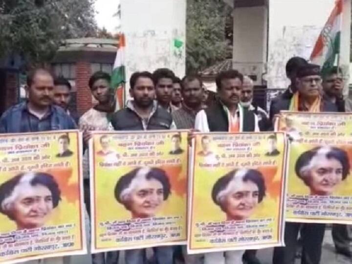 कांग्रेस के जिला महासचिव और प्रवक्‍ता अनवर हुसैन के नेतृत्‍व में शनिवार को मुंशी प्रेमचंद पार्क पर जुटे कार्यकर्ताओं ने पोस्‍टर जारी किया. इस पोस्‍टर में दाहिनी ओर सोनिया गांधी और बाईं ओर राहुल गांधी का फोटो है. पोस्‍टर के बीच में ‘क्रांतिकारियों और वीरों की धरती पर बहन प्रियंका जी का स्‍वागत है, ‘यूपी अब उदय की ओर’ और ‘प्रियंका नहीं ये आंधी हैं, दूसरी इंदिरा गांधी हैं.’ स्‍लोगन लिखा गया है. स्‍लोगन के ठीक नीचे यानी पोस्‍टर के बीच में इंदिरा गांधी और प्रियंका गांधी के चेहरे को प्रतिरूप के रूप में दिखाया गया है.