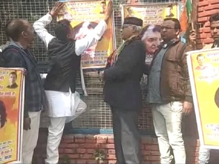 इंदिरा गांधी और प्रियंका गांधी के फोटो के नीचे स्‍लोगन ‘यूपी में चल दिया है बहन प्रियंका का रथ, विजय पथ, विजय पथ, विजय पथ’ स्‍लोगन लिखकर लोकसभा चुनाव में जीत का दंभ भरा जा रहा है. उसके नीचे लिखा स्‍लोगन ‘बहन प्रियंका जी का बोलबाला है, विरोधियों का मुंह काला है’ स्‍लोगन विपक्षी पार्टियों की ओर इशारा कर रहा है. पोस्‍टर के नीचे निवेदक के रूप में कांग्रेस पार्टी गोरखपुर लिखा गया है. कार्यकर्ताओं ने पोस्‍टर जारी कर इसे आसपास की दीवारों पर चस्‍पा भी कर दिया.