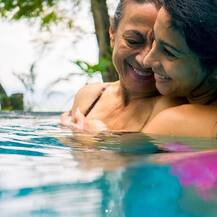 In Pics: तनीषा मुखर्जी के साथ बिकिनी पहन स्विमिंग पूल में उतरीं मम्मी तनुजा, सालों बाद दिखा ऐसा अंदाज