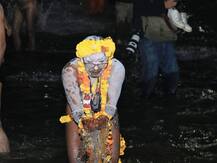 Kumbh Mela 2019: तीसरा शाही स्नान आज, तस्वीरों में देखें बसंत पंचमी पर कुंभ के रंग