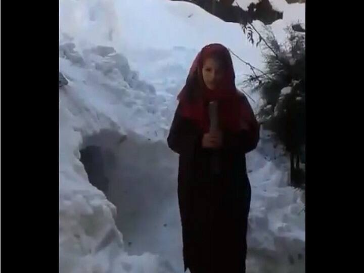 हाथ में 'लोहे का माइक' लेकर कश्मीरी छात्रा ने की रिपोर्टिंग, सोशल मीडिया पर वीडियो वायरल School girl reporting video goes viral from Jammu Kashmir हाथ में 'लोहे का माइक' लेकर कश्मीरी छात्रा ने की रिपोर्टिंग, सोशल मीडिया पर वीडियो वायरल