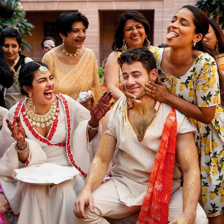 अब एक बार प्रियंका चोपड़ा और निक जोनास के शादी समारोह की कुछ खास तस्वीरें देखने को मिली हैं. ये तस्वीरें हल्दी समारोह की हैं. (तस्वीर: इंस्टाग्राम)