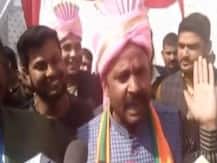 बीजेपी सांसद ने कहा- दिल्ली में जींस पहनती हैं निर्वाचन क्षेत्रों में साड़ी में आती हैं प्रियंका गांधी